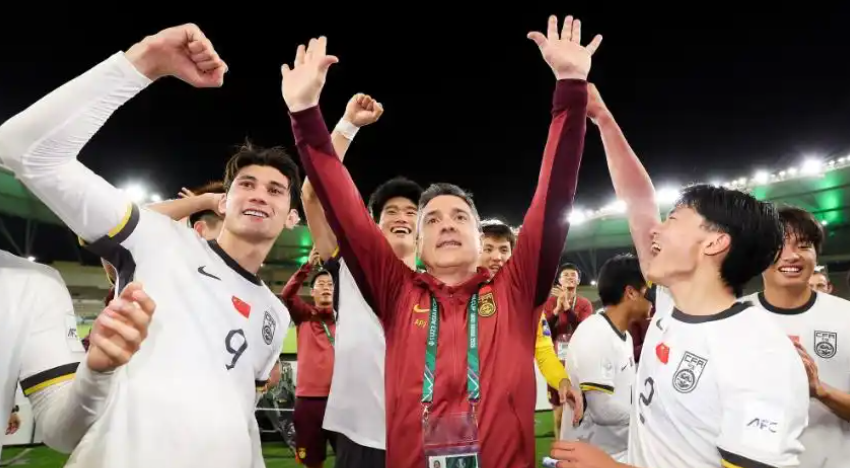 万向娱乐App-亚足联确认！中国队VS日本队，又1员大将复出，争冠杀手锏浮现